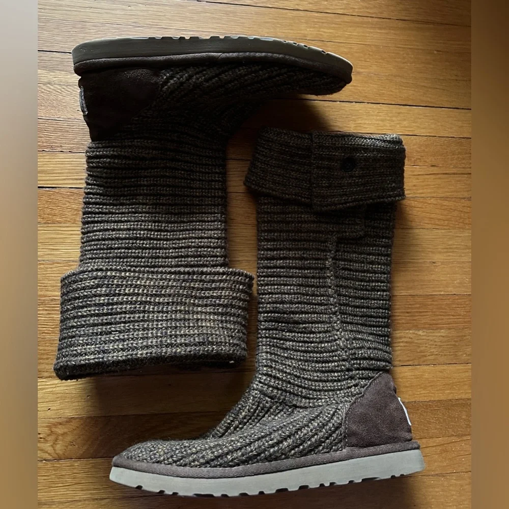 Ugg Classic Cardy Boot in Brown, Size 9